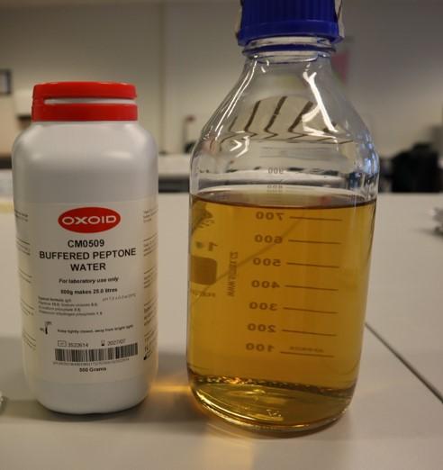 Buffered peptone water fra OXOID I pulverform til venstre. Ferdigblandet Peptonvann i Pyrex flaske til høyre.